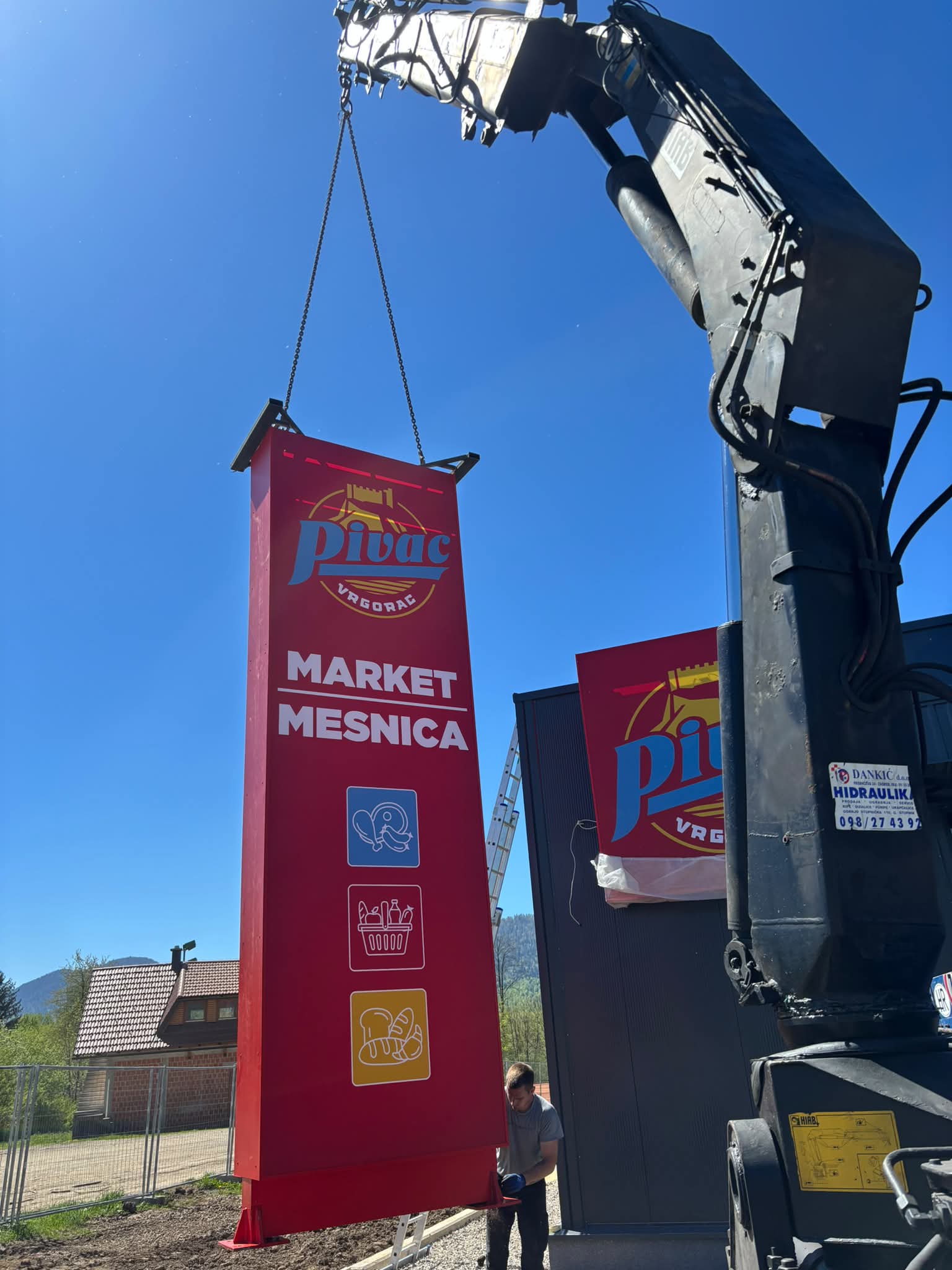 Montaža reklamnog stupca
